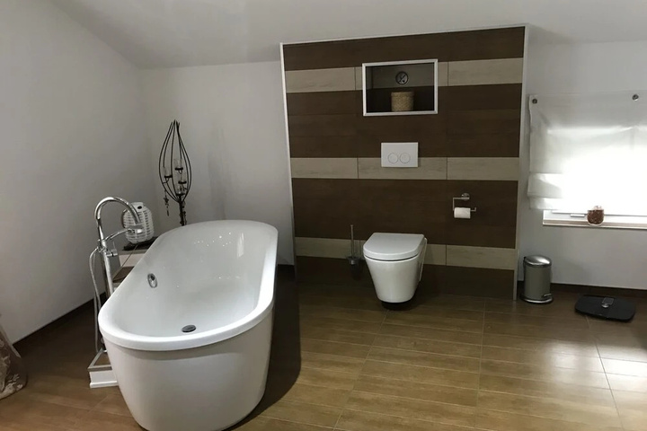 Room 6 of 17