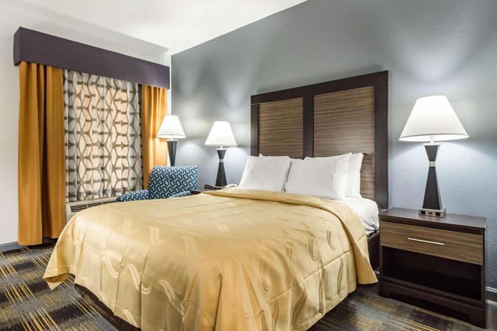 1 Queen Bed (17 of 19)