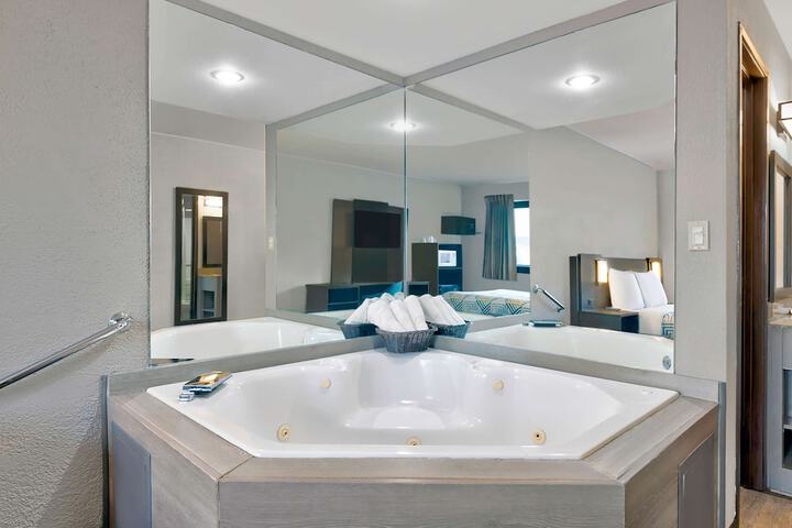 Hot Tub 19 of 28