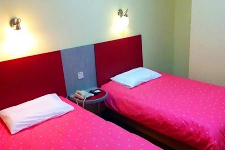 Room 6 of 13