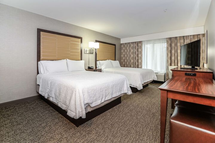 2 Queen Beds Mobility Accessible with Tub (3 of 17)