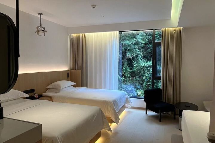 Room 9 of 14