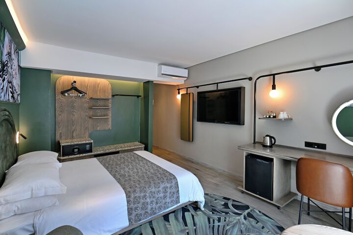 Room 13 of 30