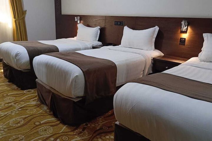 Room 4 of 9
