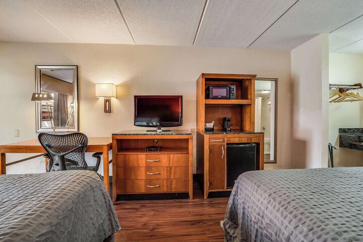 1 King Bed (3 of 10)