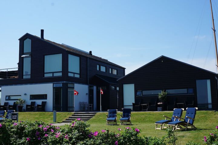 Hotel Exterior 23 of 27