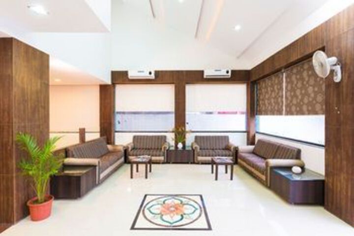 Lounge 4 of 23
