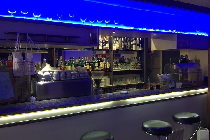 Lounge 12 of 14