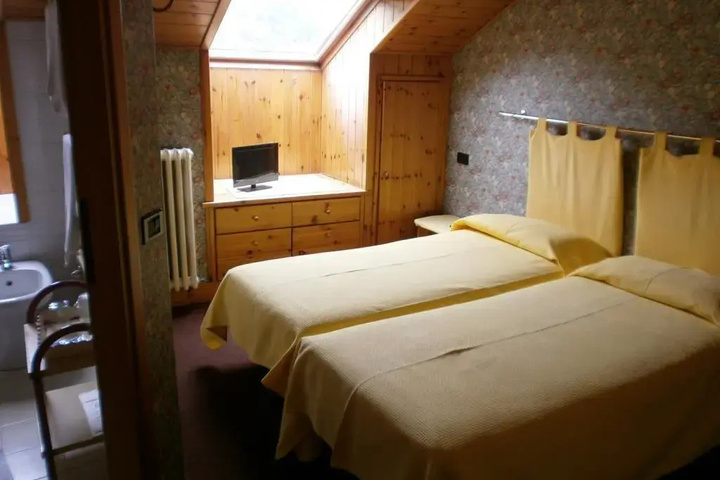 Room 4 of 11