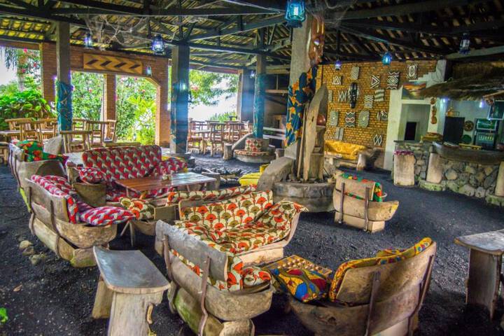 Lounge 7 of 14