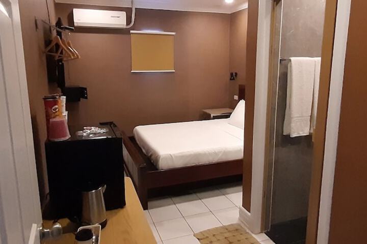 Room 6 of 16