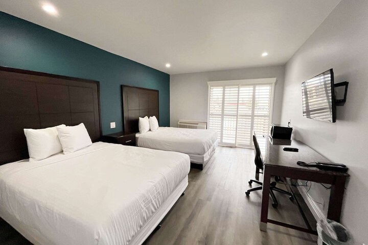 1 Queen Bed | Mob Accessible Roll in Shower Micfridg (10 of 25)
