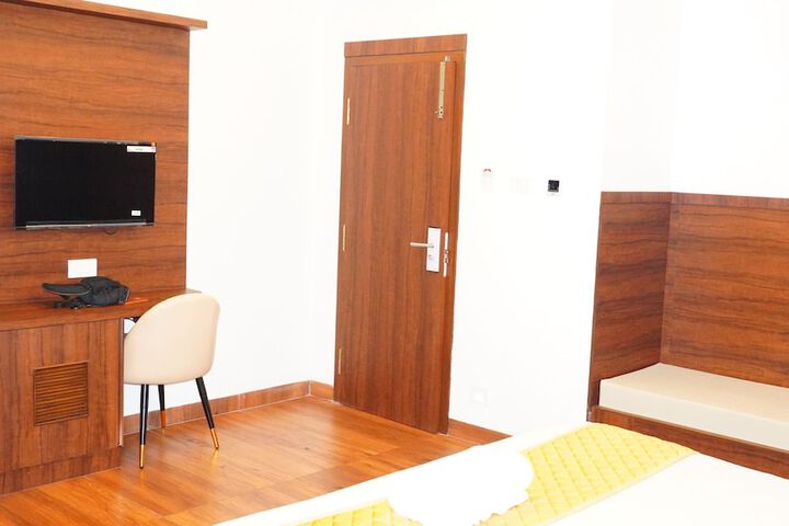 Room 4 of 8