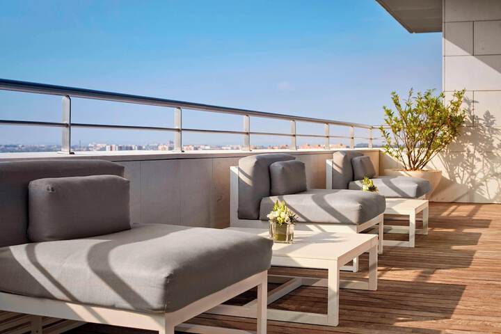 Lounge 56 of 69