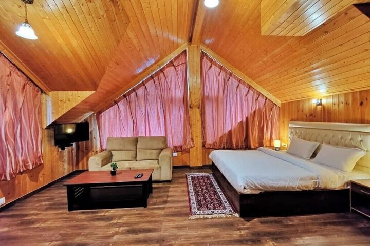Room 6 of 76