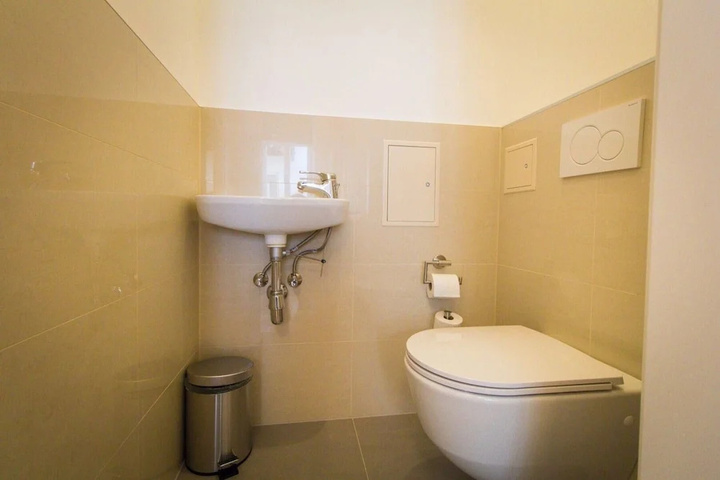 Room 6 of 15