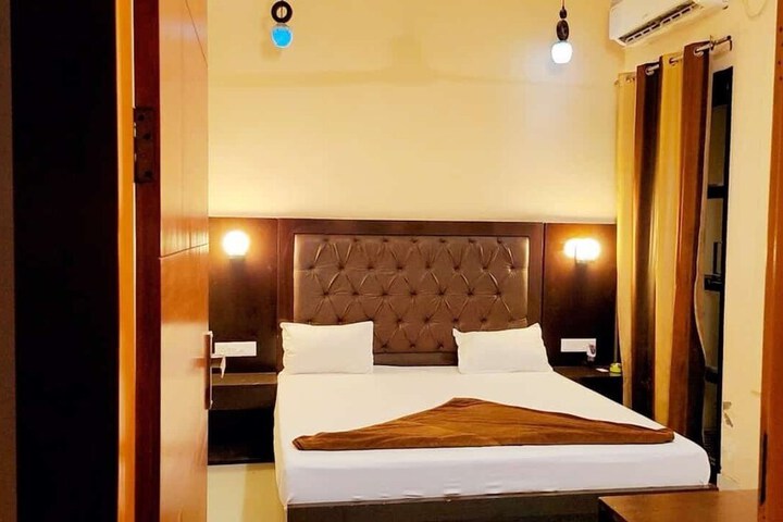 Room 5 of 11
