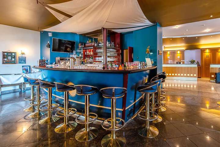 Lounge 64 of 73