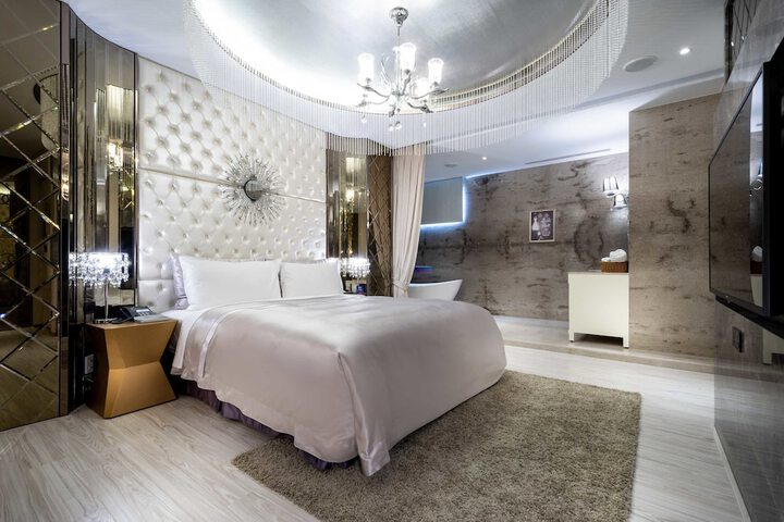 Room 9 of 32