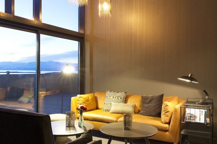 Lounge 44 of 57