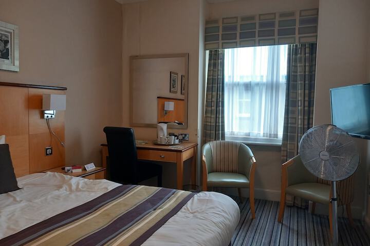 Room 26 of 90