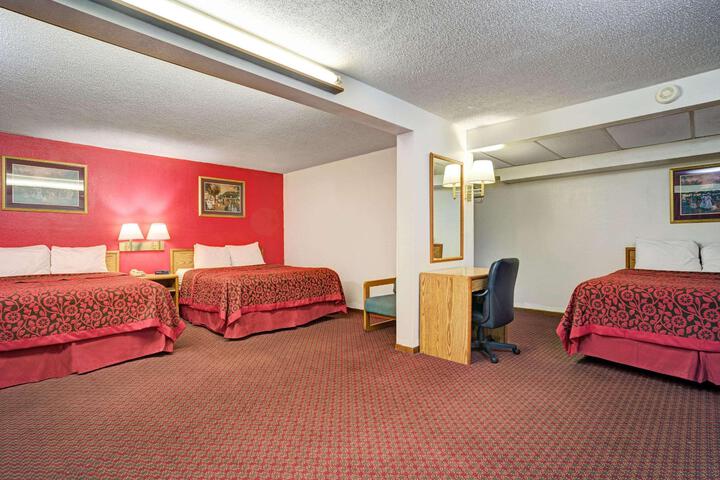 1 Queen Bed (1 of 10)