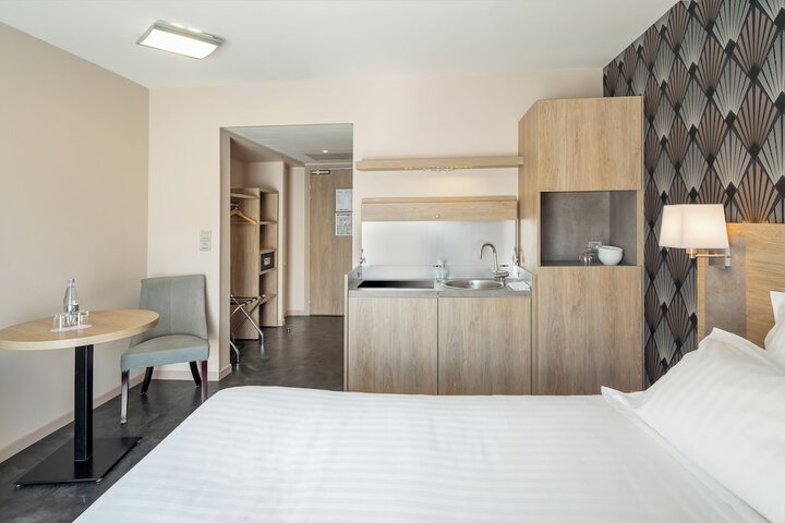 Room 8 of 33
