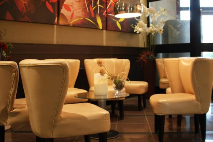 Lobby lounge
