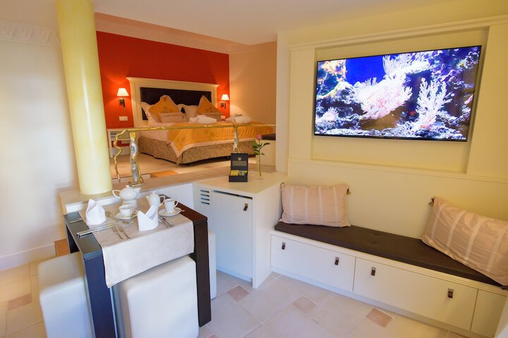 Room 13 of 40