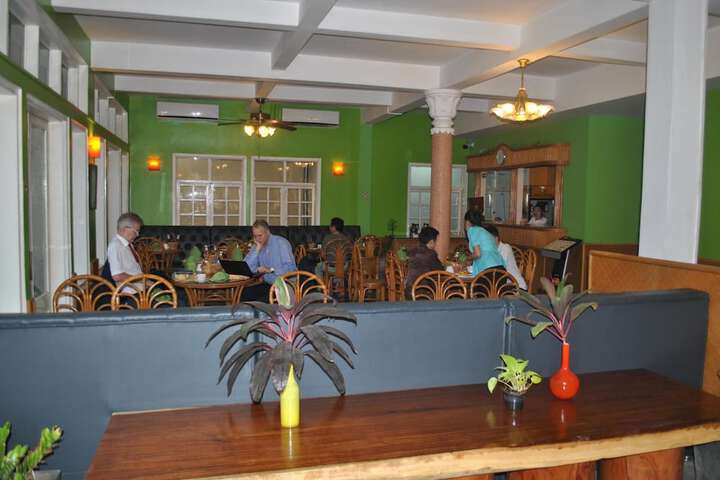 Lounge 50 of 77