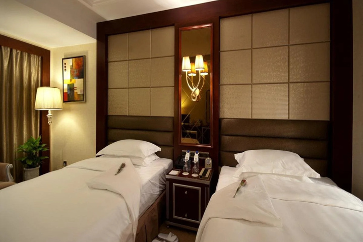 Room 4 of 9