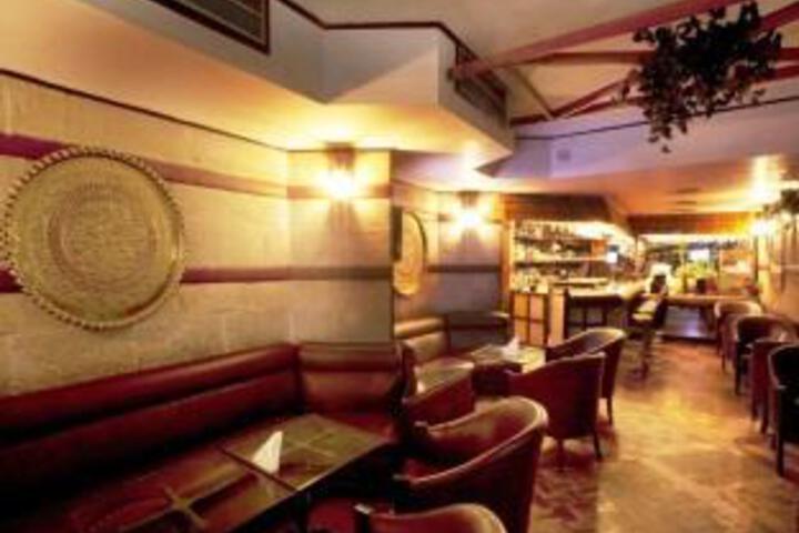 Lounge 3 of 5