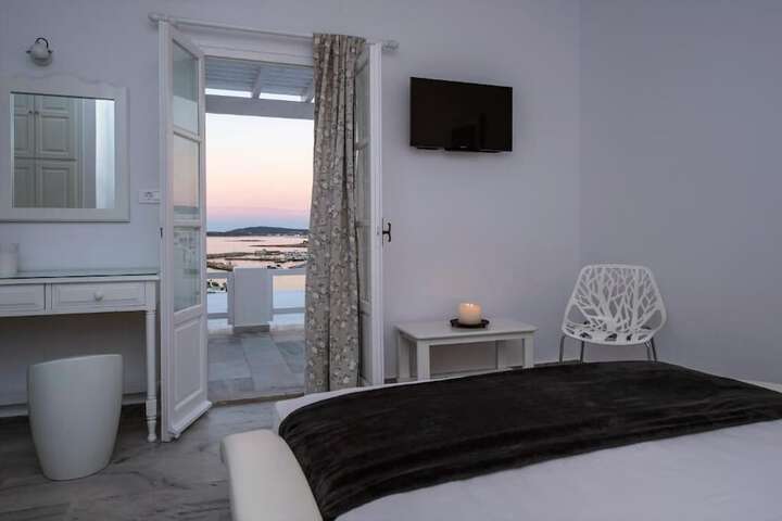 Room 2 of 103