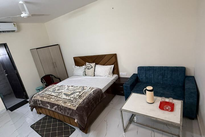 Room 6 of 18