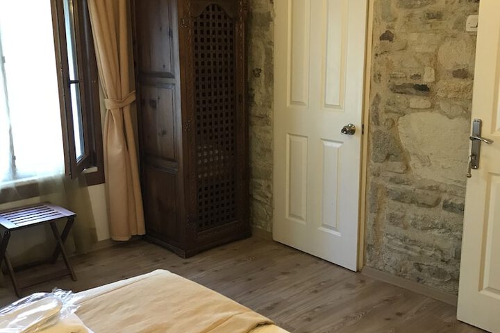 Room 16 of 90