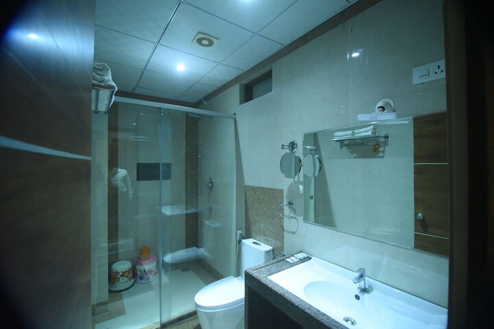 Room 17 of 28