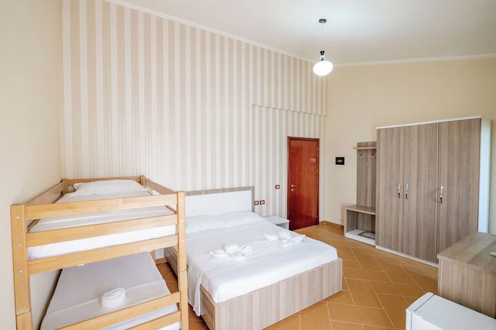 Room 27 of 77