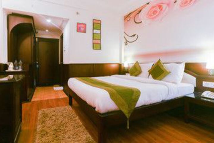 Room 10 of 32