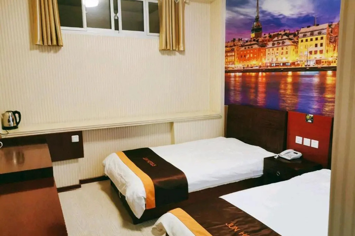 Room 4 of 12