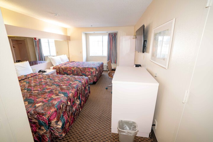 Deluxe Queen Bed (10 of 10)