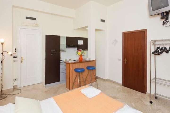 Room 11 of 27