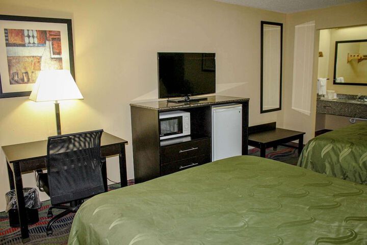 2 Queen Beds (1 of 5)