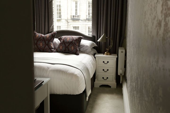 Room 34 of 141