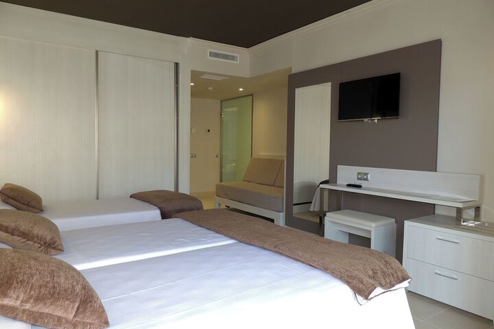 Room 33 of 153