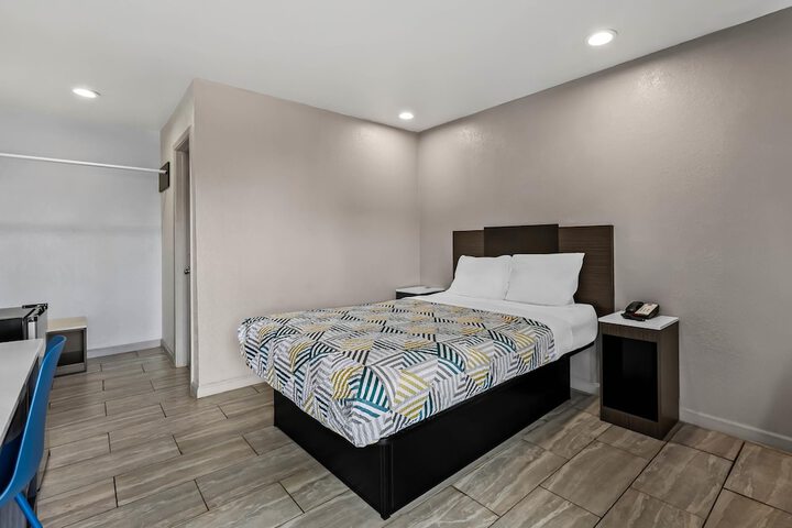 Room 13 of 28