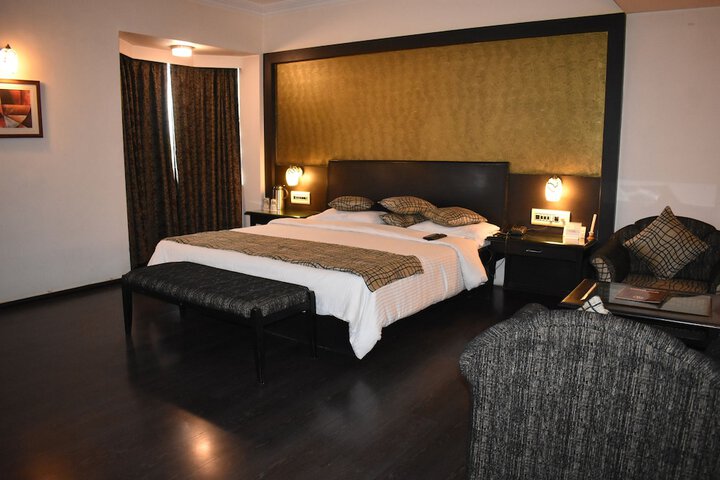 Room 11 of 27