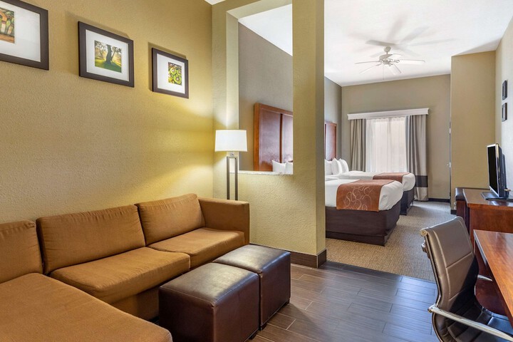 Suite King Bed Accessible (17 of 22)