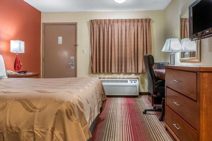 1 Queen Bed (2 of 24)