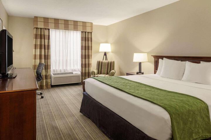 King Accessible Room (2 of 6)