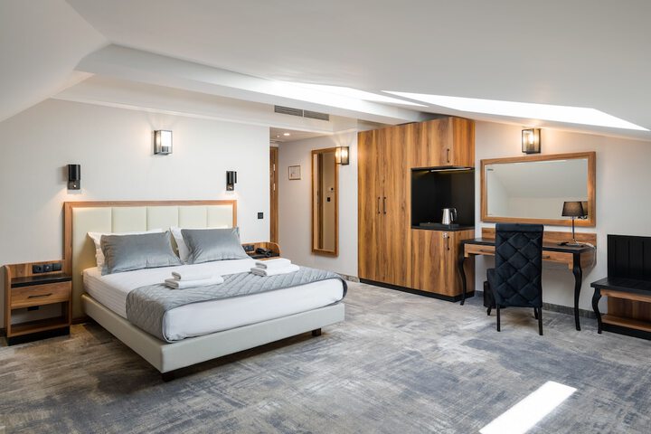 Room 4 of 65